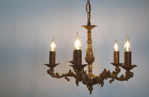Vintage Franse messing kroonluchter, antieke plafondlamp in rococo-revival Louis XV-stijl met 5 armen en gezichtsmotieven.