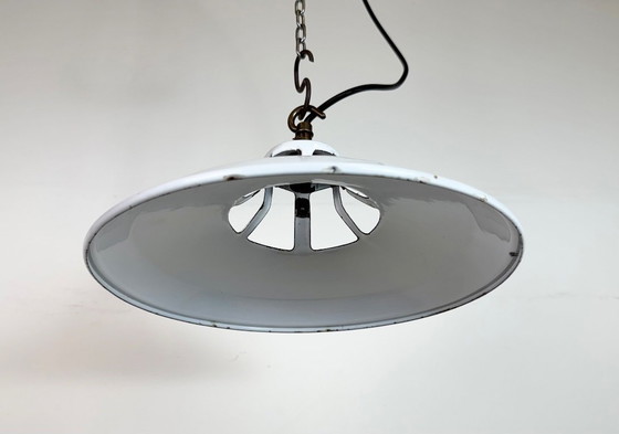 Image 1 of Industriële witte geëmailleerde fabriekshanglamp, jaren 60