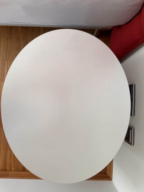 Image 1 of Comodino ovale in legno massello con rivestimento in alluminio spazzolato opaco