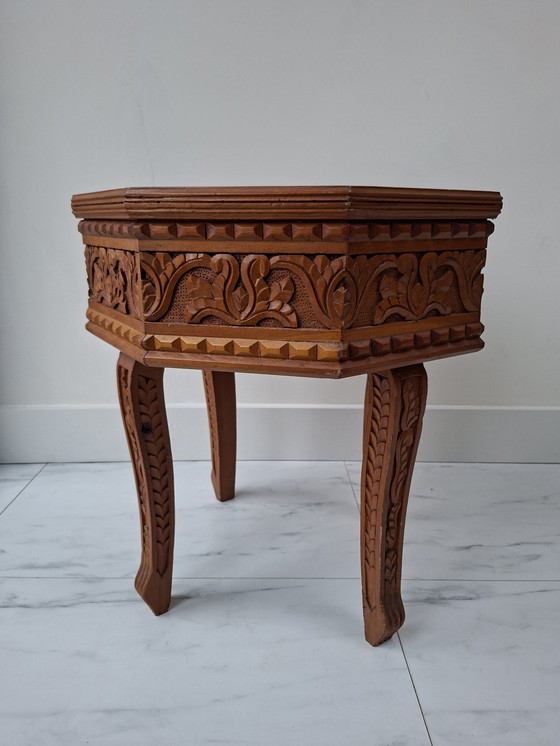 Image 1 of Mesa auxiliar con refinado tallado de madera.