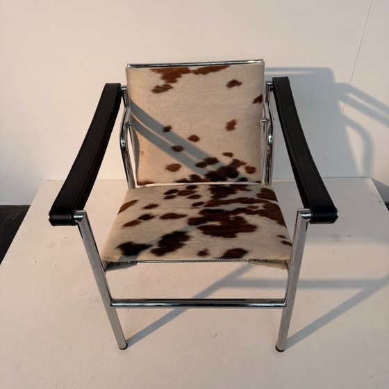 Image 1 of Fauteuil LC1 en cuir de poney