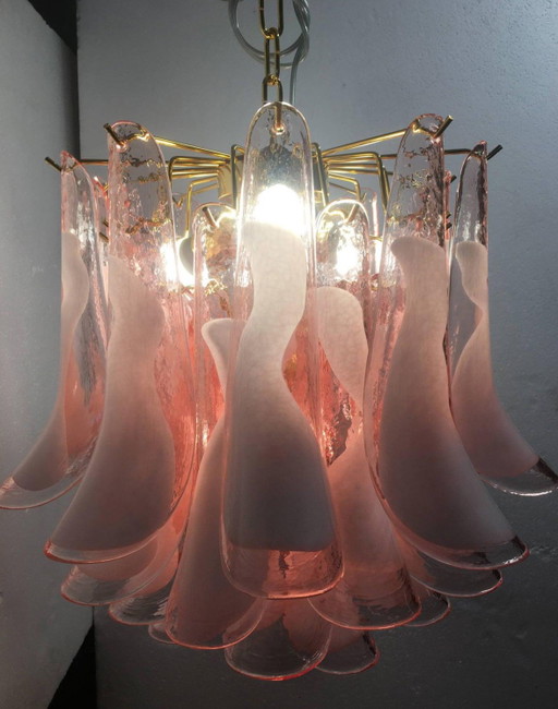 Lampadario in vetro rosa e bianco