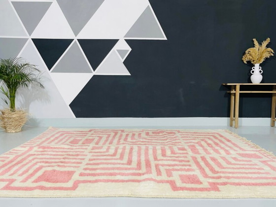 Image 1 of Tappeto marocchino geometrico rosa: 300x200 cm, annodato a mano in lana Beni Ourain.