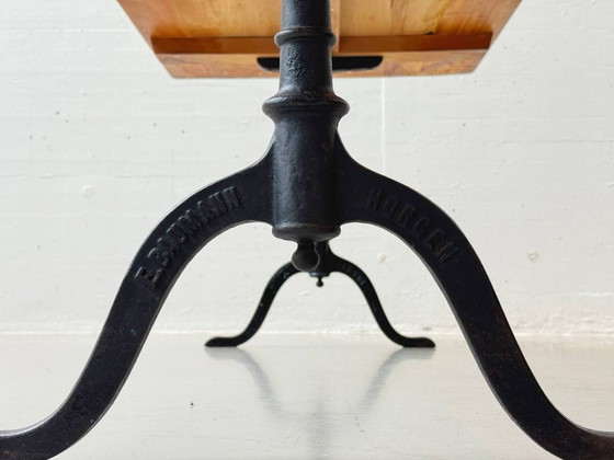 Image 1 of Mesa de centro clásica de madera de cerezo con patas de hierro fundido de Horgenglarus