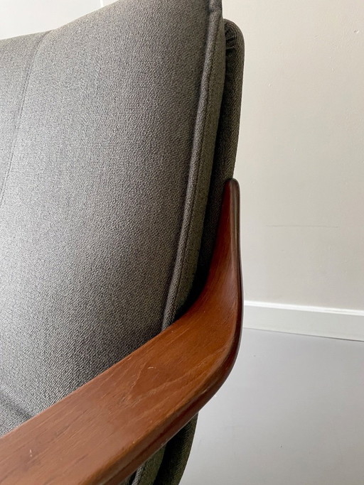 Berg Furniture swivel chair