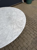 Originaler runder Knoll Tulip Esstisch (152 cm) aus Carrara-Marmor