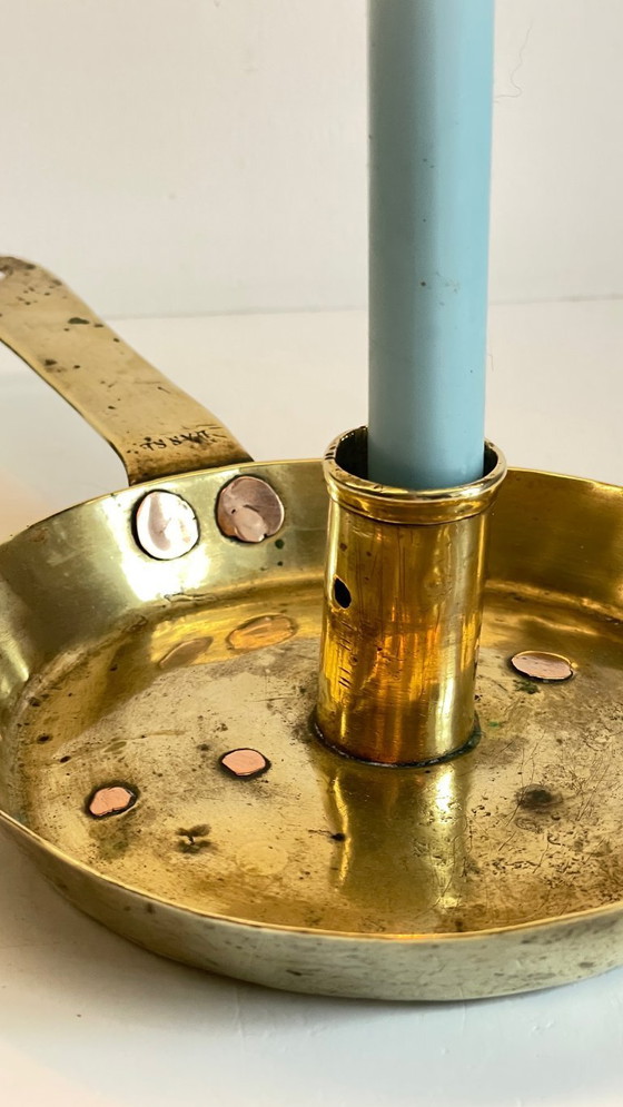 Image 1 of Antiker, niedriger Kerzenleuchter aus massivem Messing