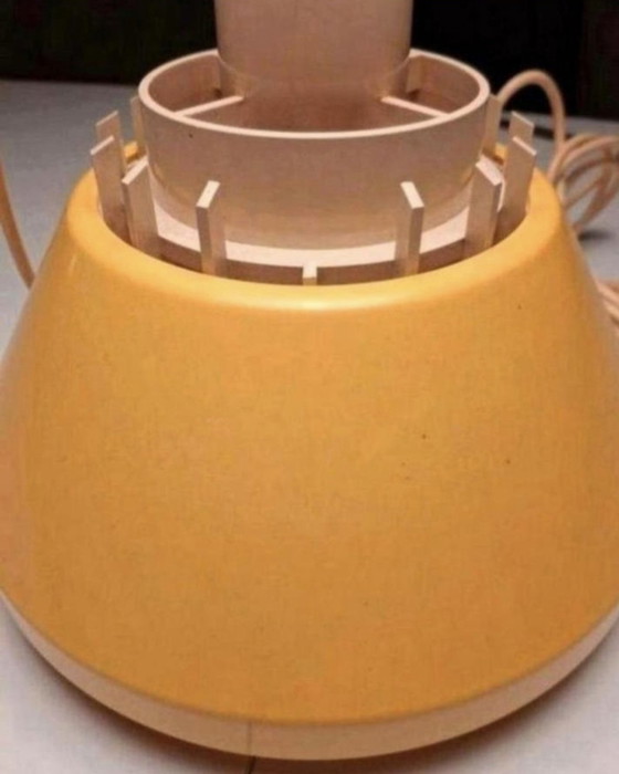 Image 1 of Lampada a sospensione vintage gialla Lyskaer Belysning. Modello 854