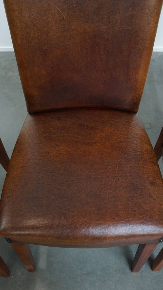 Image 1 of 4 x Esszimmerstuhl aus Schafsleder mit einem Besatz aus Ziernägeln