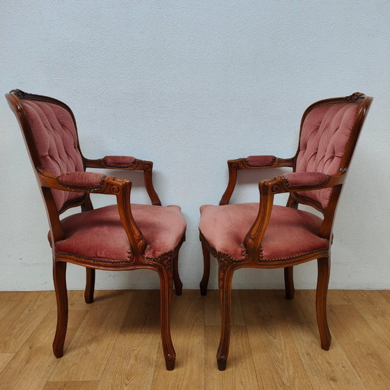 Image 1 of Ensemble de deux chaises et fauteuils vintage français Louis XV en bois et velours