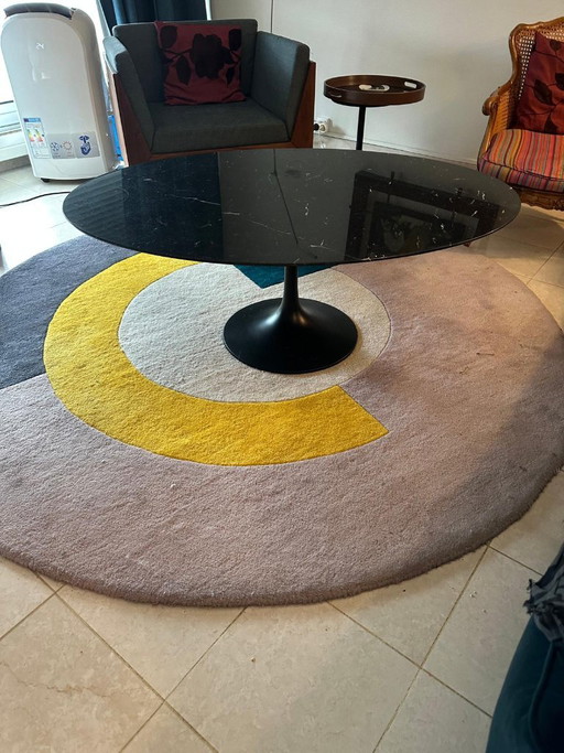 Ovaler Couchtisch aus schwarzem Marmor