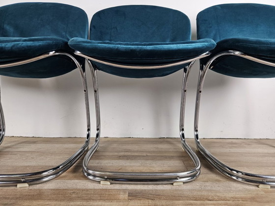 Image 1 of Quattro sedie tubolari degli anni '70 rivestite in velluto blu