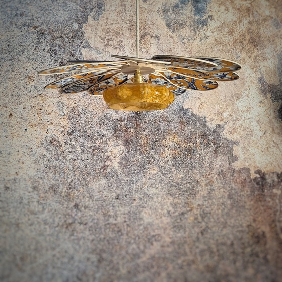 Image 1 of Lampada a sospensione 12 petali di fiori in vimini e tessuto floreale e globo di vetro ambrato