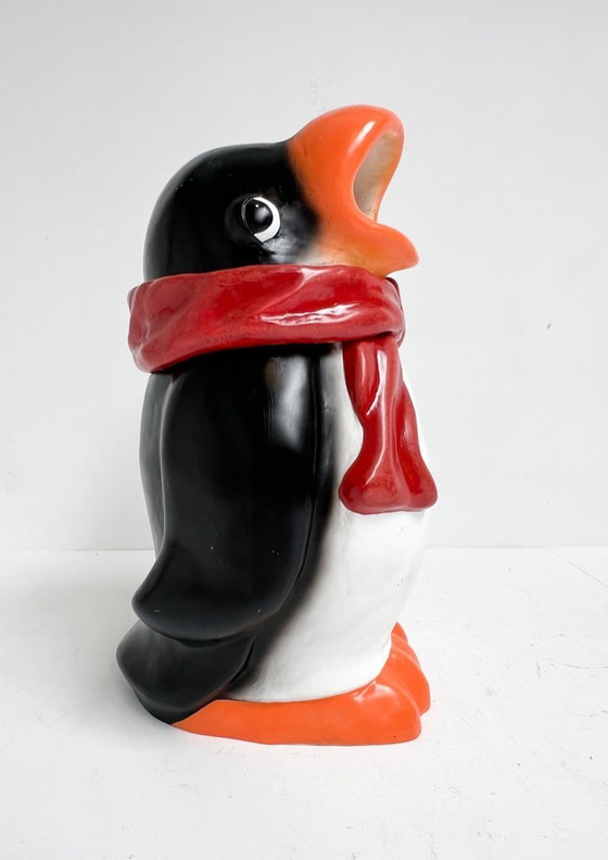 Image 1 of Prototipo di cestino per rifiuti a forma di pinguino