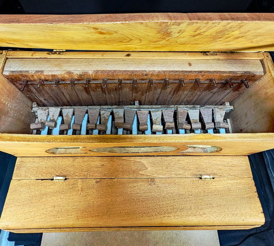 Antiguo piano de juguete de madera – Objetos decorativos, Metal, Textil (photo 5 of 6)