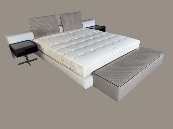 Cama desplazada Minotti Yang – Camas de matrimonio, Leather, Other (photo 8 of 12)