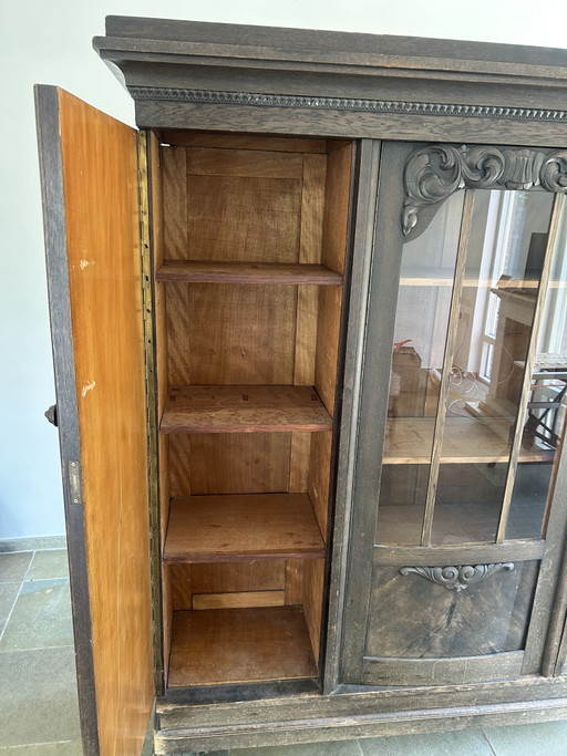 Antiker brauner Schrank mit Glas