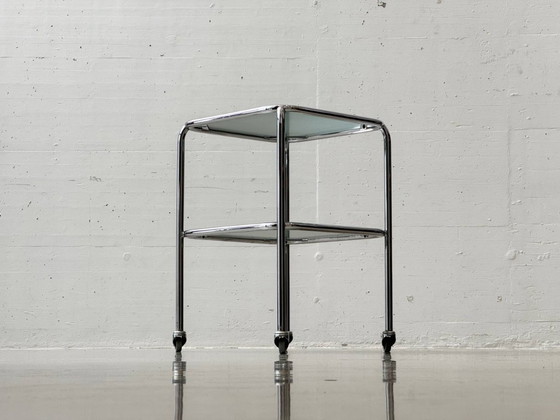 Image 1 of Tavolino Bauhaus in tubolare d'acciaio e vetro, su rotelle, anni '70.