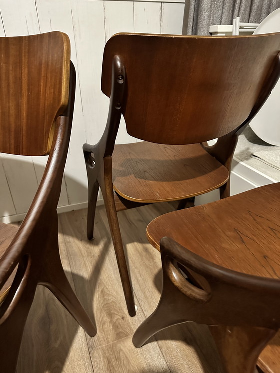 Image 1 of 4 Esszimmerstühle von Hovmand Olsen mit passendem Esstisch im dänischen Design