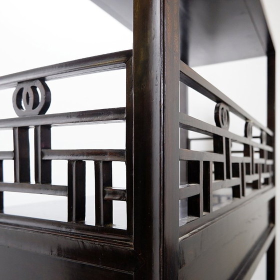 Image 1 of Vintage drielaagse Chinese boekenkast van gelakt hout - 20e eeuw