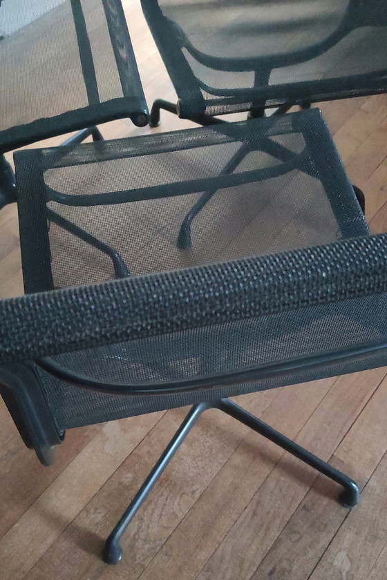 Image 1 of 3 sedie nere di Charles & Ray Eames EA105 per Vitra