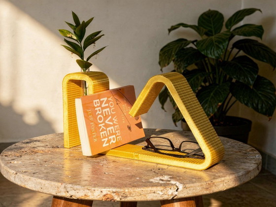 Image 1 of 3D-gedruckter Buchständer mit Brillenhalter und Reagenzglasvase – Dekoratives Display aus goldenem PLA