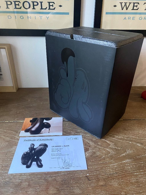 La Hands Vinylfigur The Slick Black Edition, limitierte Auflage von 100 Stück, 2018 – beeldhouwkunst, Plastic (photo 2 of 20)