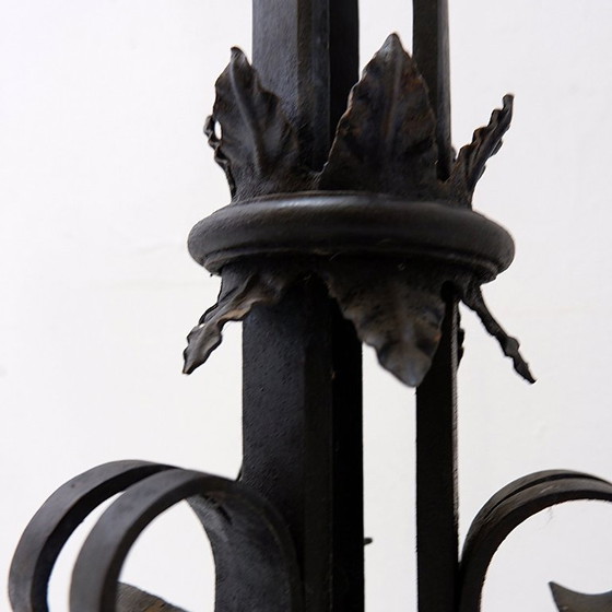 Image 1 of Grote Italiaanse smeedijzeren kroonluchter met kroonmotief - 19e eeuw