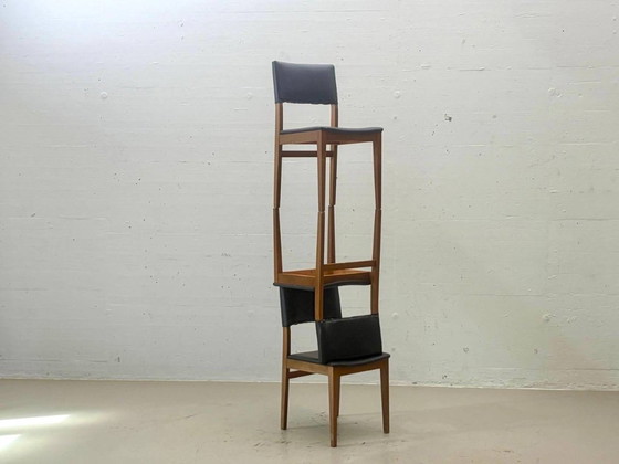 Houten stoelen uit het midden van de 20e eeuw met zwarte bekleding, jaren 60. – Eetkamerstoelen, Wood (photo 7 of 14)