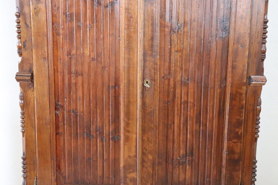 Image 1 of Antico armadio in legno di pioppo massiccio, Italia XIX secolo