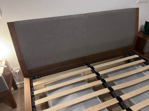 Struttura del letto e comodini coordinati