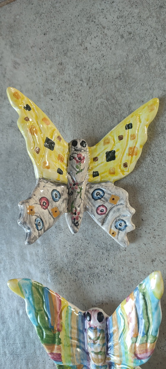 Image 1 of Ein Paar signierte Keramikschmetterlinge.