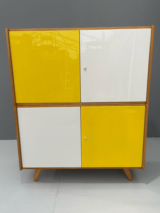 Image 1 of Armoire U-450 en placage de chêne, variante jaune et blanche, Jiří Jiroutek pour Interiér Praha, années 1960