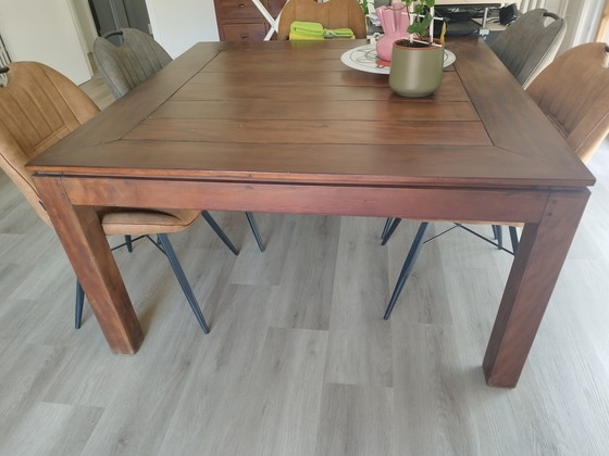 Image 1 of TABLE DE SALLE À MANGER EN BOIS MASSIF À JETER IMMÉDIATEMENT