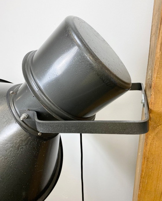 Image 1 of Gran foco de pared industrial gris con cubierta de vidrio, años 60