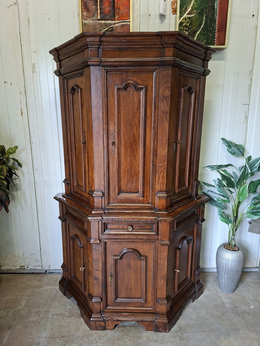 Antieke kasteel kast, buffetkast, servieskast afm. 135x56cm en 208cm hoog.