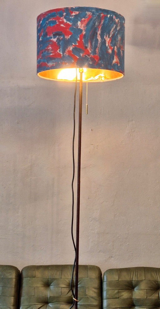 Dänische verstellbare Stehlampe aus Teakholz mit dreibeinigem Messingsockel, 1960er Jahre