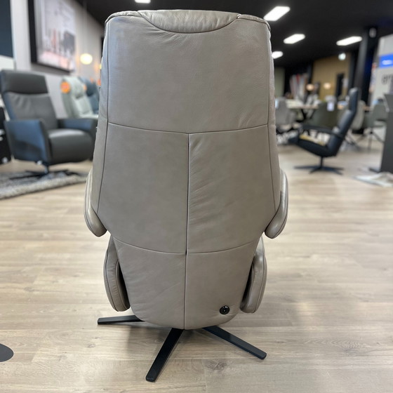 Image 1 of La poltrona reclinabile Future Castores S con supporto in piedi