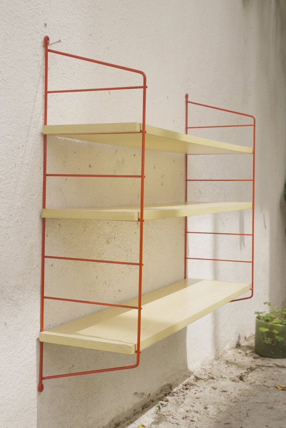 Estantería de pared estilo Tomado String, alambre de metal rojo, chapa de roble, estilo escalera de mediados (photo 4 of 23)