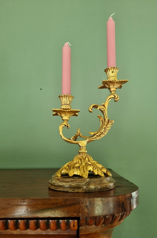 Französische Rokoko-Kerzenleuchter zum Aufhängen, zweiarmig auf Marmorsockel, barock vergoldet, 17 x 27 cm