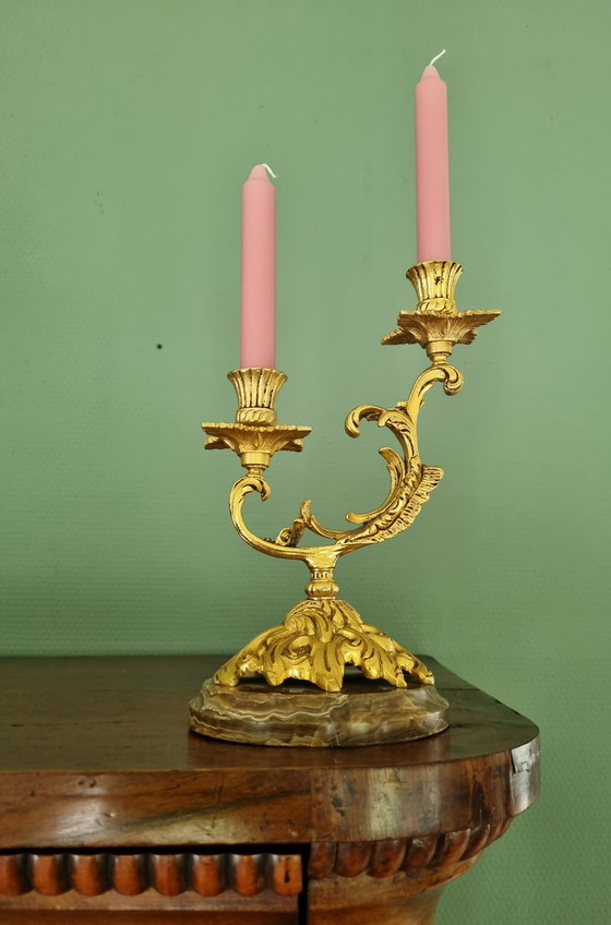 Image 1 of Französische Rokoko-Kerzenleuchter zum Aufhängen, zweiarmig auf Marmorsockel, barock vergoldet, 17 x 27 cm