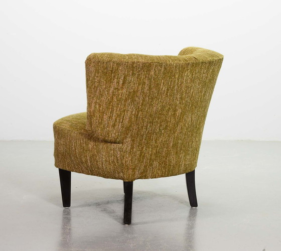 Image 1 of Fauteuil club de style hollandais avec tapisserie en laine moutarde et pieds en chêne massif. Pays-Bas, années 1950.