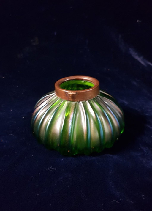 Un jarrón Loetz para popurrí con monturas de cobre