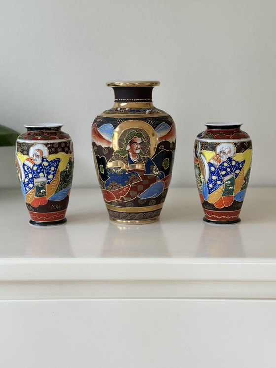 Image 1 of Vase ancien japonais de style Satsuma - avec accents dorés et décor de Geisha