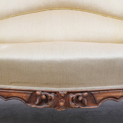 Divano neo-rococò — Stile XIX/XX secolo — Elegante silhouette da salotto con curve classiche