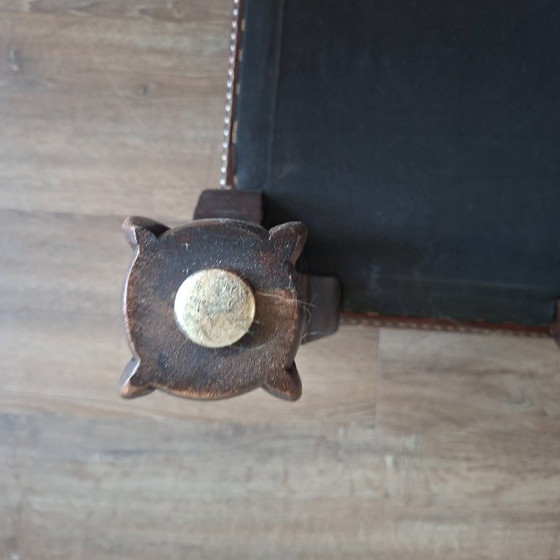 Poggiapiedi Chesterfield in pelle. Anni '70. – Poggiapiedi e pouf, Leather, Wood (photo 10 of 11)