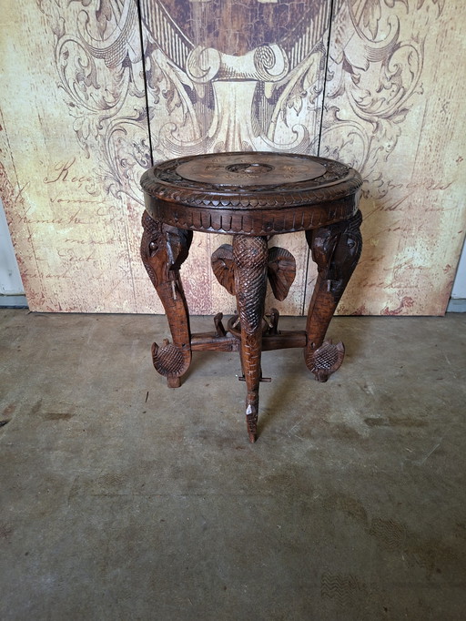 Antieke koloniaal gesneden massief houten plantenstandaard of bijzettafel met olifantenpoten afm.40x40cm en 45cm hoog. 