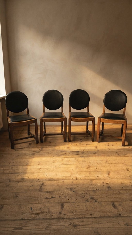 Lot de quatre chaises de salle à manger vintage en bois avec revêtement en cuir noir, 85 × 45 × 45 cm