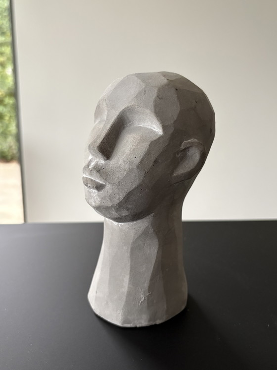 Image 1 of Statua di una testa stilizzata in cemento