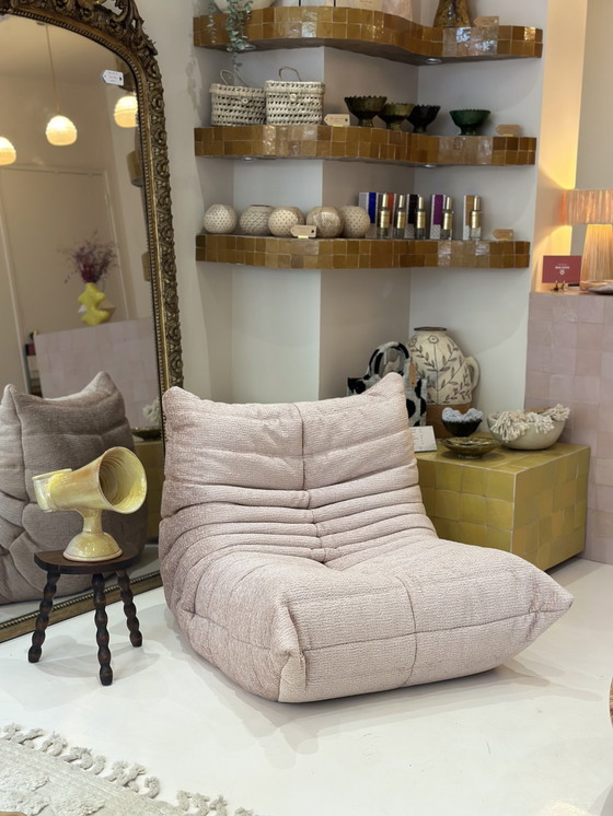 Image 1 of Togo stoel Ligne Roset Velours Rose Poudré